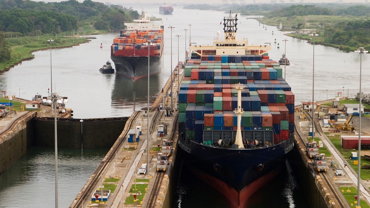 Container ship enters the Panama canal