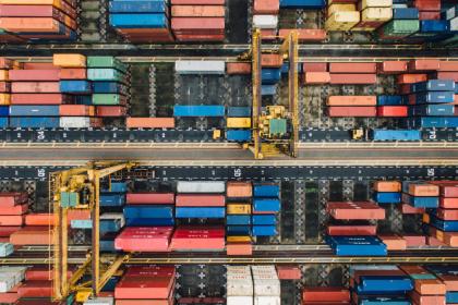 Le commerce mondial de marchandises dépasse déjà son niveau pre-COVID-19, mais la reprise des services se fait plus lente 