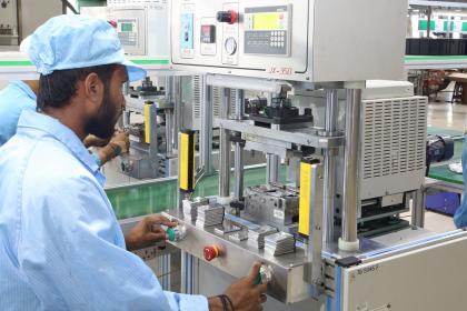 Bangladesh needs to diversify its export markets and step up investment, says new report